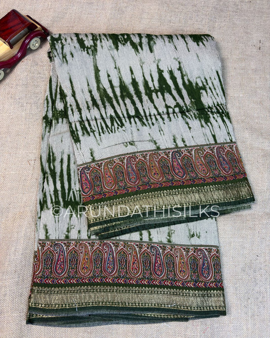 Crush Saree with Paisley Woven Border - Green